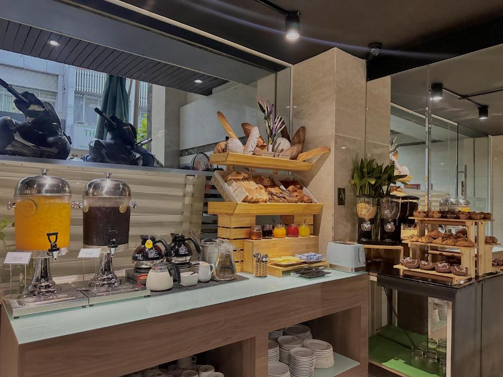 Queen Ann Hotel HCM — Ảnh 12